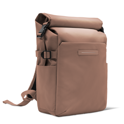 Shibuya Rolltop Rucksack Braun Diagonale Ansicht - Wasserabweisend Vegan Ergonomisch - Horizn Studios