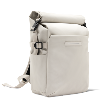 Shibuya Rolltop Rucksack Beige Diagonale Ansicht - Wasserabweisend Vegan Ergonomisch - Horizn Studios