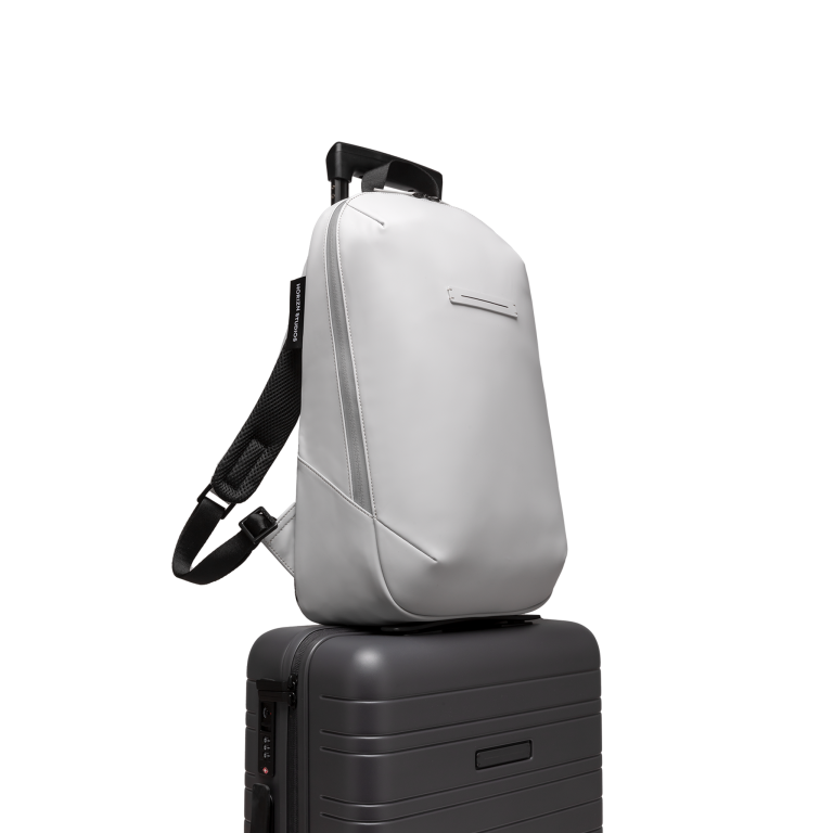 Gion Rucksack Essential Light Quartz Grau Detail With Trolley Seitenansicht Aae - Wasserabweisend Vegan Ergonomisch - Horizn Studios