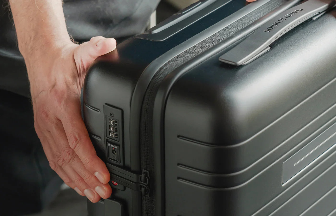Horizn Studios H5 Essential — Rimowa Essential alternative